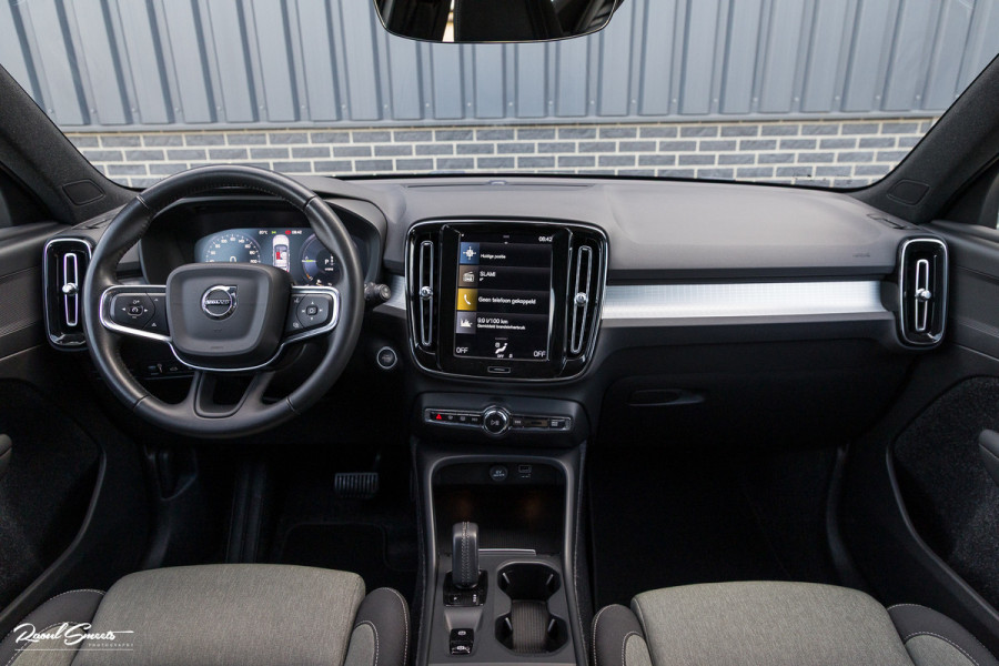 Volvo XC40 1.5 T5 Twin Engine Inscription | Zwenkbare trekhaak | Adaptieve cruise | Blis | Memory |