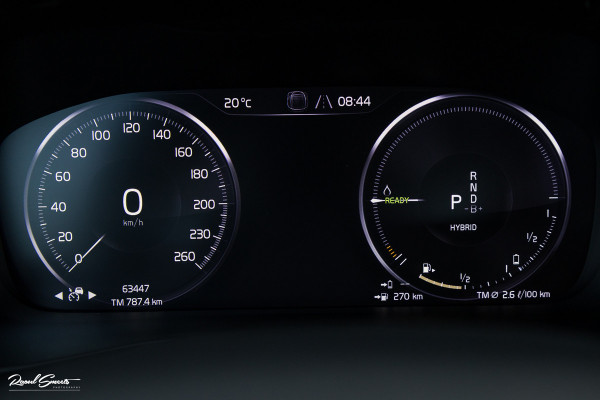 Volvo XC40 1.5 T5 Twin Engine Inscription | Zwenkbare trekhaak | Adaptieve cruise | Blis | Memory |