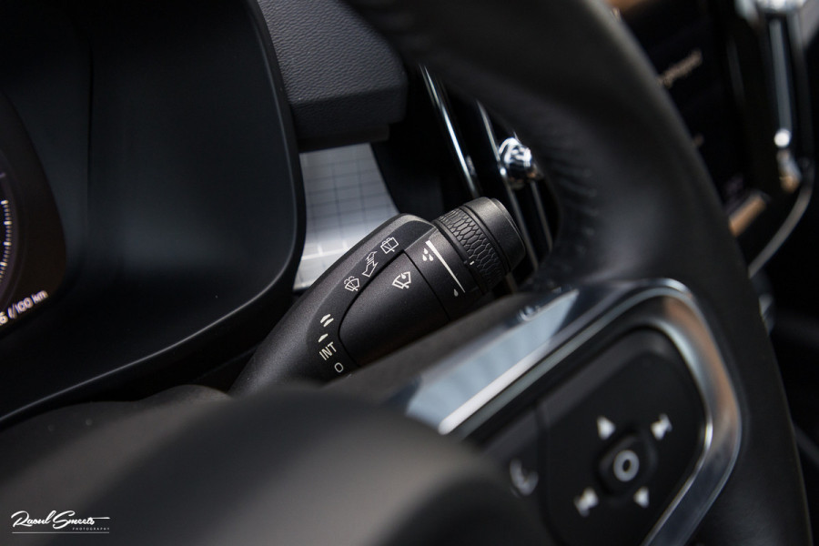 Volvo XC40 1.5 T5 Twin Engine Inscription | Zwenkbare trekhaak | Adaptieve cruise | Blis | Memory |