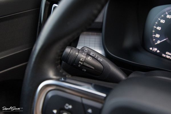 Volvo XC40 1.5 T5 Twin Engine Inscription | Zwenkbare trekhaak | Adaptieve cruise | Blis | Memory |