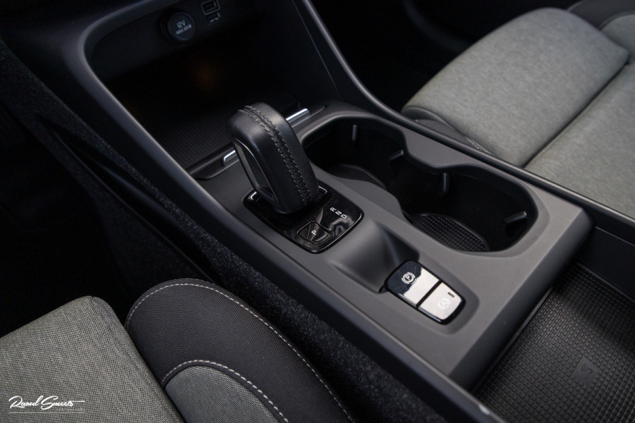 Volvo XC40 1.5 T5 Twin Engine Inscription | Zwenkbare trekhaak | Adaptieve cruise | Blis | Memory |