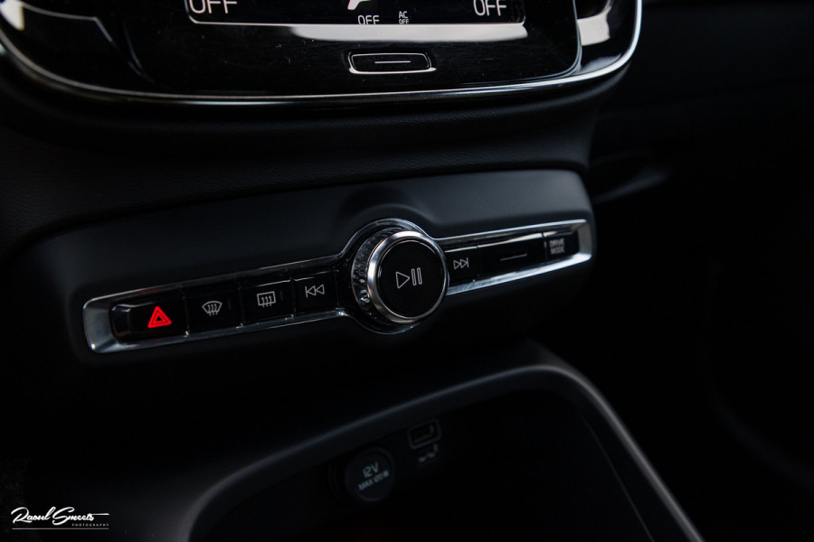 Volvo XC40 1.5 T5 Twin Engine Inscription | Zwenkbare trekhaak | Adaptieve cruise | Blis | Memory |