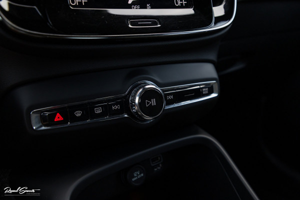 Volvo XC40 1.5 T5 Twin Engine Inscription | Zwenkbare trekhaak | Adaptieve cruise | Blis | Memory |