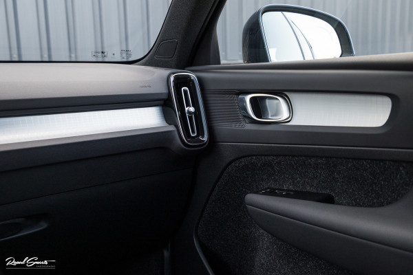 Volvo XC40 1.5 T5 Twin Engine Inscription | Zwenkbare trekhaak | Adaptieve cruise | Blis | Memory |