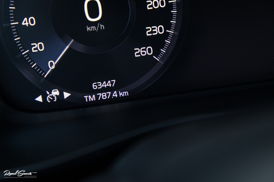 Volvo XC40 1.5 T5 Twin Engine Inscription | Zwenkbare trekhaak | Adaptieve cruise | Blis | Memory |
