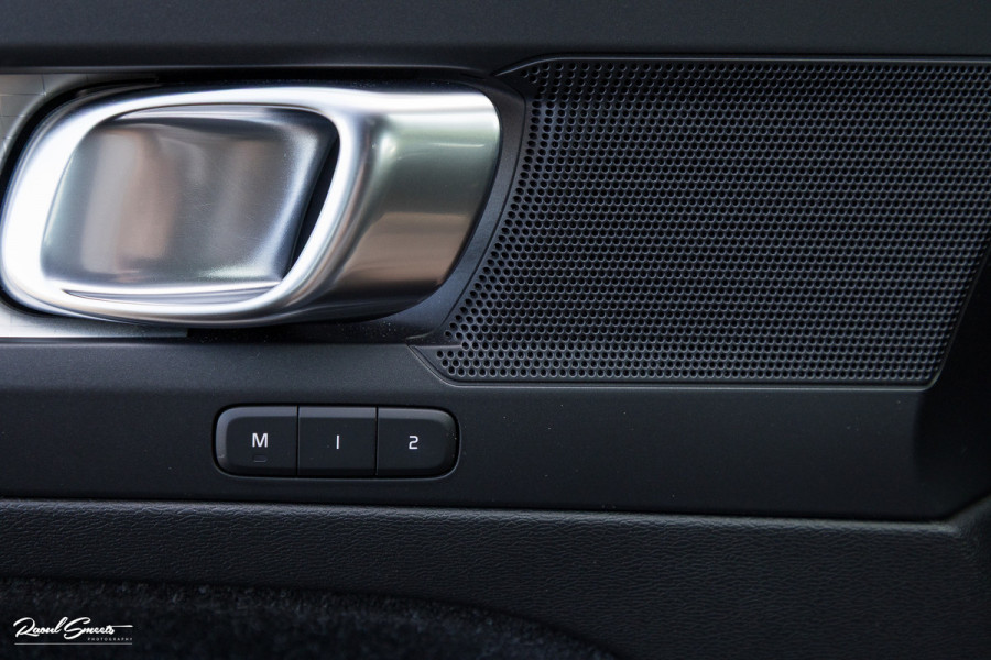 Volvo XC40 1.5 T5 Twin Engine Inscription | Zwenkbare trekhaak | Adaptieve cruise | Blis | Memory |