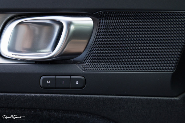 Volvo XC40 1.5 T5 Twin Engine Inscription | Zwenkbare trekhaak | Adaptieve cruise | Blis | Memory |