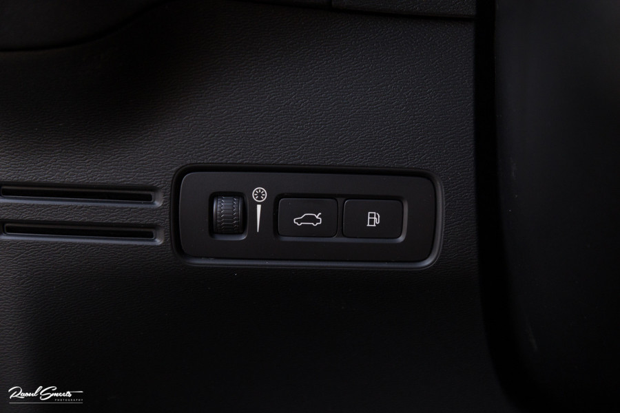 Volvo XC40 1.5 T5 Twin Engine Inscription | Zwenkbare trekhaak | Adaptieve cruise | Blis | Memory |