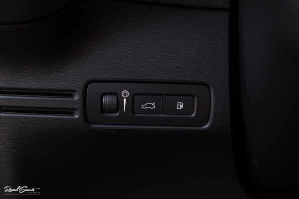 Volvo XC40 1.5 T5 Twin Engine Inscription | Zwenkbare trekhaak | Adaptieve cruise | Blis | Memory |