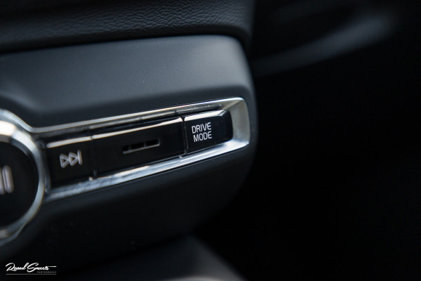 Volvo XC40 1.5 T5 Twin Engine Inscription | Zwenkbare trekhaak | Adaptieve cruise | Blis | Memory |