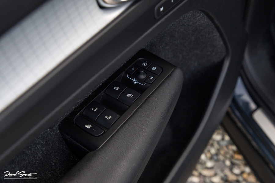 Volvo XC40 1.5 T5 Twin Engine Inscription | Zwenkbare trekhaak | Adaptieve cruise | Blis | Memory |