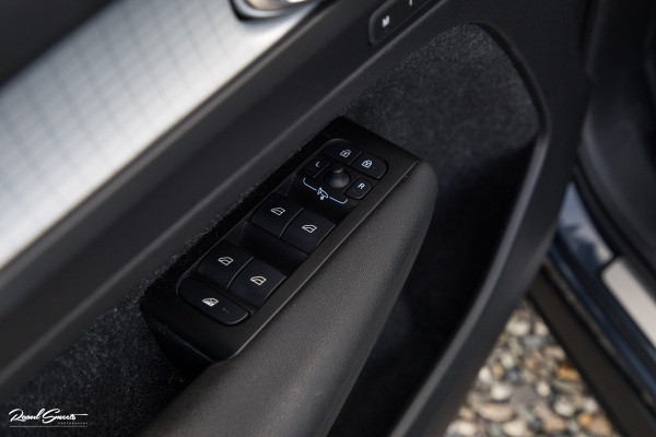 Volvo XC40 1.5 T5 Twin Engine Inscription | Zwenkbare trekhaak | Adaptieve cruise | Blis | Memory |