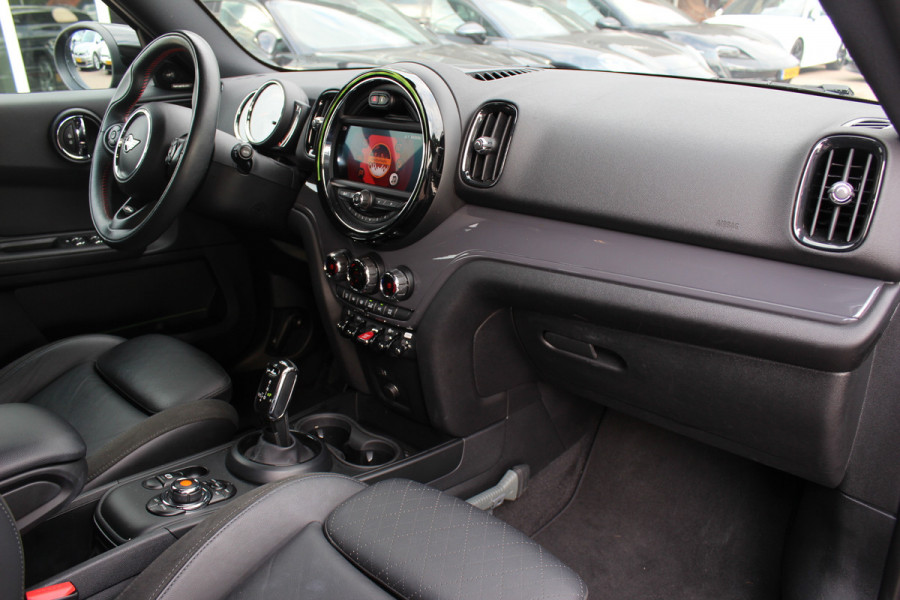 MINI Countryman 1.5 Cooper Business Edition / Leder / Navigatie / Parkeerhulp V+A / Harman Kardon / 18'' / Cruise Control