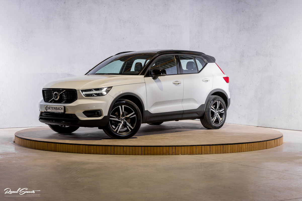 Volvo XC40 2.0 T5 AWD R-Design | Zwenkbare trekhaak | 2.100 Kg Trekgewicht | Panorama dak | Blis | Harman Kardon | 360 Camera |