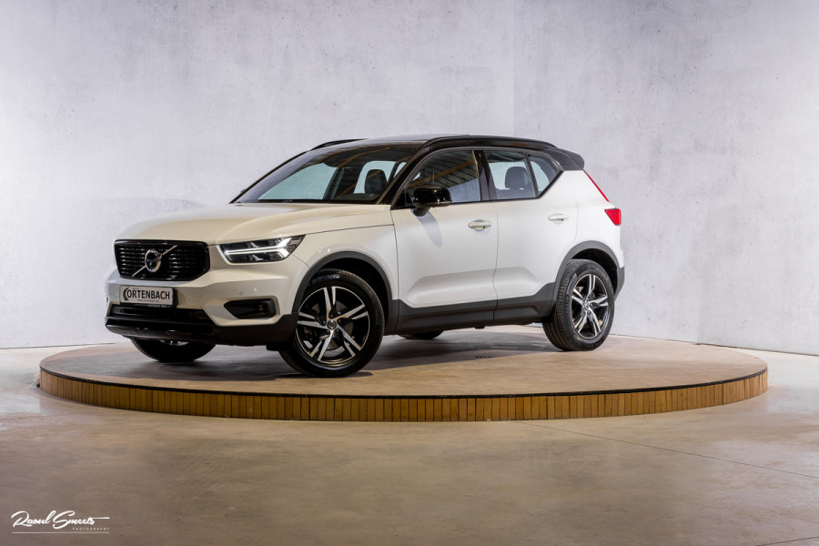 Volvo XC40 2.0 T5 AWD R-Design | Zwenkbare trekhaak | 2.100 Kg Trekgewicht | Panorama dak | Blis | Harman Kardon | 360 Camera |