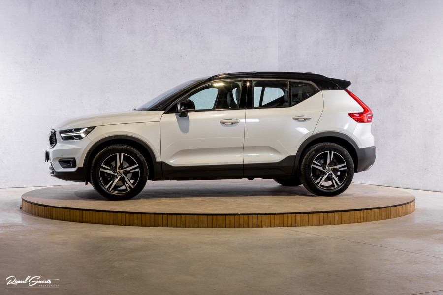 Volvo XC40 2.0 T5 AWD R-Design | Zwenkbare trekhaak | 2.100 Kg Trekgewicht | Panorama dak | Blis | Harman Kardon | 360 Camera |