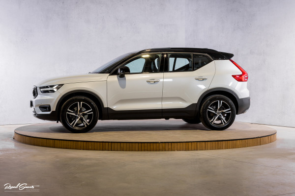 Volvo XC40 2.0 T5 AWD R-Design | Zwenkbare trekhaak | 2.100 Kg Trekgewicht | Panorama dak | Blis | Harman Kardon | 360 Camera |