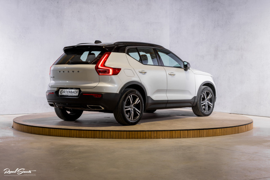 Volvo XC40 2.0 T5 AWD R-Design | Zwenkbare trekhaak | 2.100 Kg Trekgewicht | Panorama dak | Blis | Harman Kardon | 360 Camera |