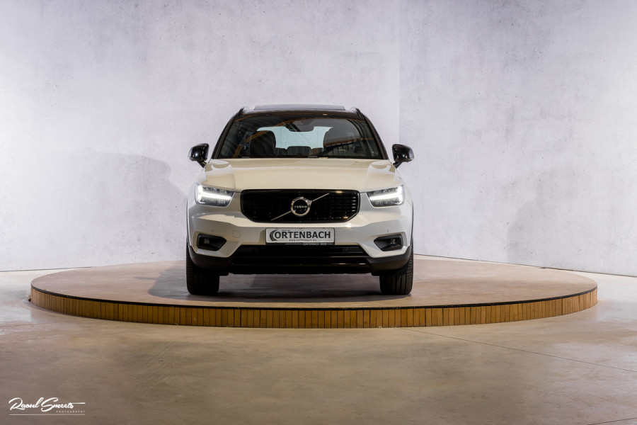 Volvo XC40 2.0 T5 AWD R-Design | Zwenkbare trekhaak | 2.100 Kg Trekgewicht | Panorama dak | Blis | Harman Kardon | 360 Camera |