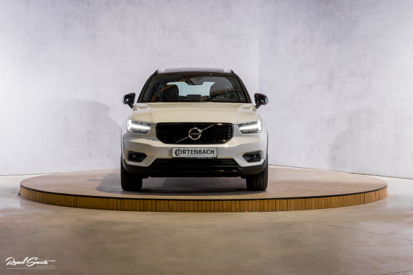 Volvo XC40 2.0 T5 AWD R-Design | Zwenkbare trekhaak | 2.100 Kg Trekgewicht | Panorama dak | Blis | Harman Kardon | 360 Camera |
