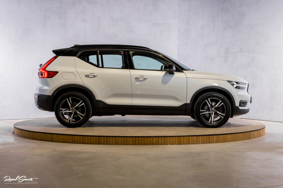 Volvo XC40 2.0 T5 AWD R-Design | Zwenkbare trekhaak | 2.100 Kg Trekgewicht | Panorama dak | Blis | Harman Kardon | 360 Camera |
