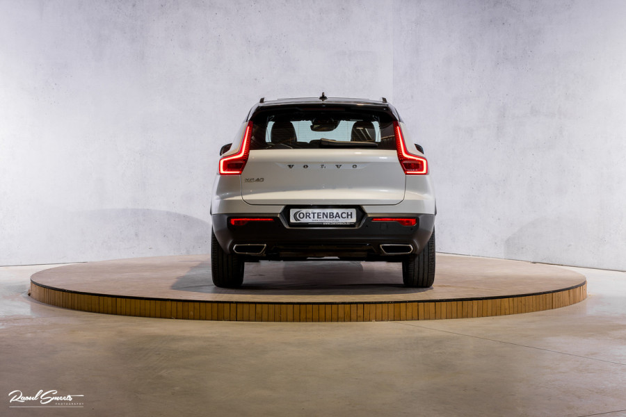 Volvo XC40 2.0 T5 AWD R-Design | Zwenkbare trekhaak | 2.100 Kg Trekgewicht | Panorama dak | Blis | Harman Kardon | 360 Camera |