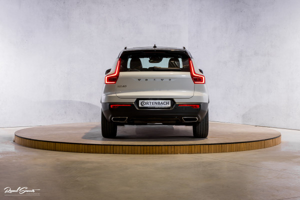 Volvo XC40 2.0 T5 AWD R-Design | Zwenkbare trekhaak | 2.100 Kg Trekgewicht | Panorama dak | Blis | Harman Kardon | 360 Camera |