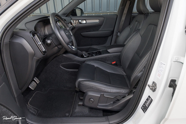 Volvo XC40 2.0 T5 AWD R-Design | Zwenkbare trekhaak | 2.100 Kg Trekgewicht | Panorama dak | Blis | Harman Kardon | 360 Camera |