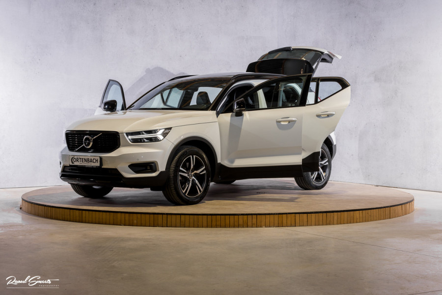 Volvo XC40 2.0 T5 AWD R-Design | Zwenkbare trekhaak | 2.100 Kg Trekgewicht | Panorama dak | Blis | Harman Kardon | 360 Camera |