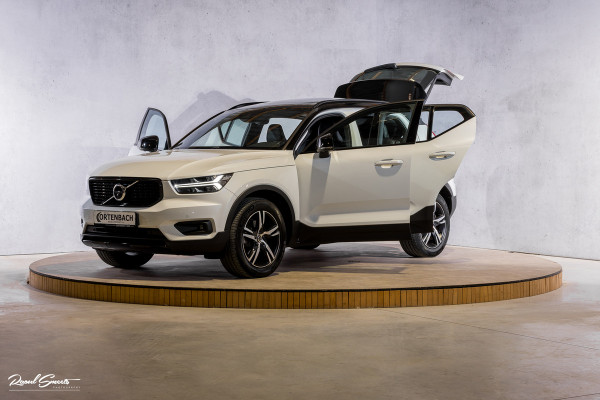 Volvo XC40 2.0 T5 AWD R-Design | Zwenkbare trekhaak | 2.100 Kg Trekgewicht | Panorama dak | Blis | Harman Kardon | 360 Camera |