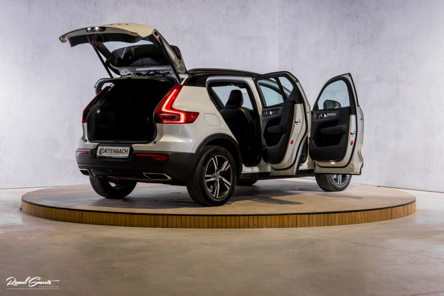 Volvo XC40 2.0 T5 AWD R-Design | Zwenkbare trekhaak | 2.100 Kg Trekgewicht | Panorama dak | Blis | Harman Kardon | 360 Camera |