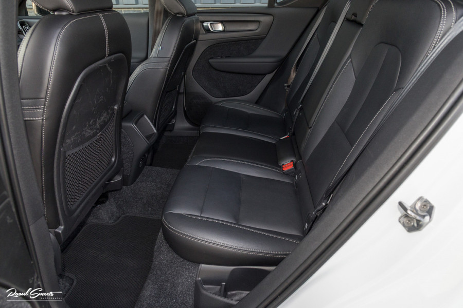 Volvo XC40 2.0 T5 AWD R-Design | Zwenkbare trekhaak | 2.100 Kg Trekgewicht | Panorama dak | Blis | Harman Kardon | 360 Camera |