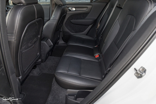 Volvo XC40 2.0 T5 AWD R-Design | Zwenkbare trekhaak | 2.100 Kg Trekgewicht | Panorama dak | Blis | Harman Kardon | 360 Camera |