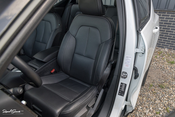 Volvo XC40 2.0 T5 AWD R-Design | Zwenkbare trekhaak | 2.100 Kg Trekgewicht | Panorama dak | Blis | Harman Kardon | 360 Camera |