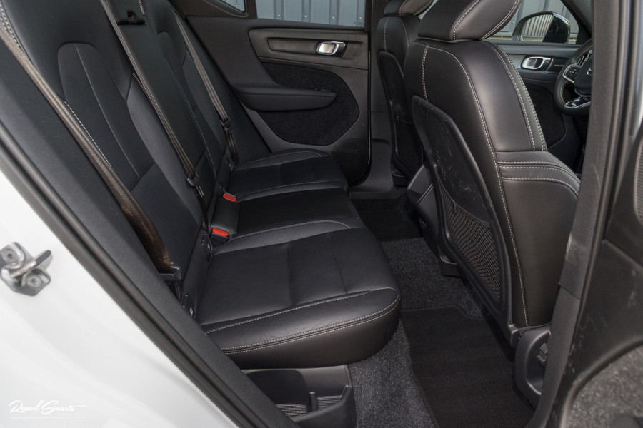 Volvo XC40 2.0 T5 AWD R-Design | Zwenkbare trekhaak | 2.100 Kg Trekgewicht | Panorama dak | Blis | Harman Kardon | 360 Camera |