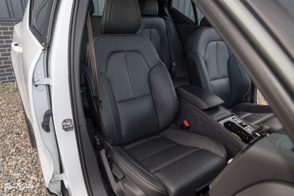 Volvo XC40 2.0 T5 AWD R-Design | Zwenkbare trekhaak | 2.100 Kg Trekgewicht | Panorama dak | Blis | Harman Kardon | 360 Camera |