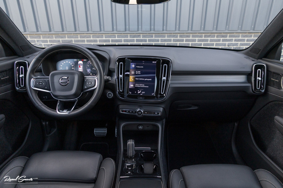 Volvo XC40 2.0 T5 AWD R-Design | Zwenkbare trekhaak | 2.100 Kg Trekgewicht | Panorama dak | Blis | Harman Kardon | 360 Camera |