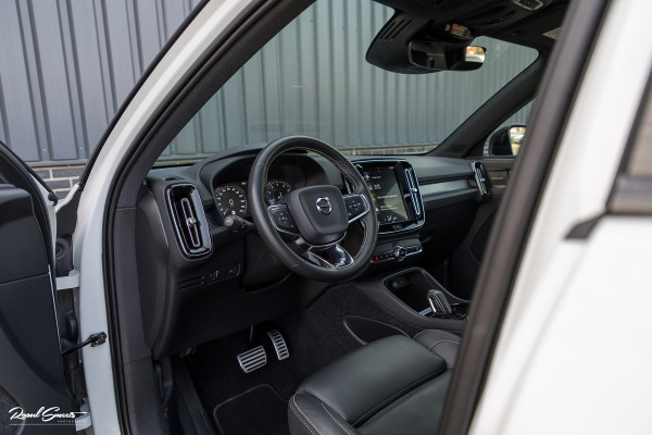 Volvo XC40 2.0 T5 AWD R-Design | Zwenkbare trekhaak | 2.100 Kg Trekgewicht | Panorama dak | Blis | Harman Kardon | 360 Camera |