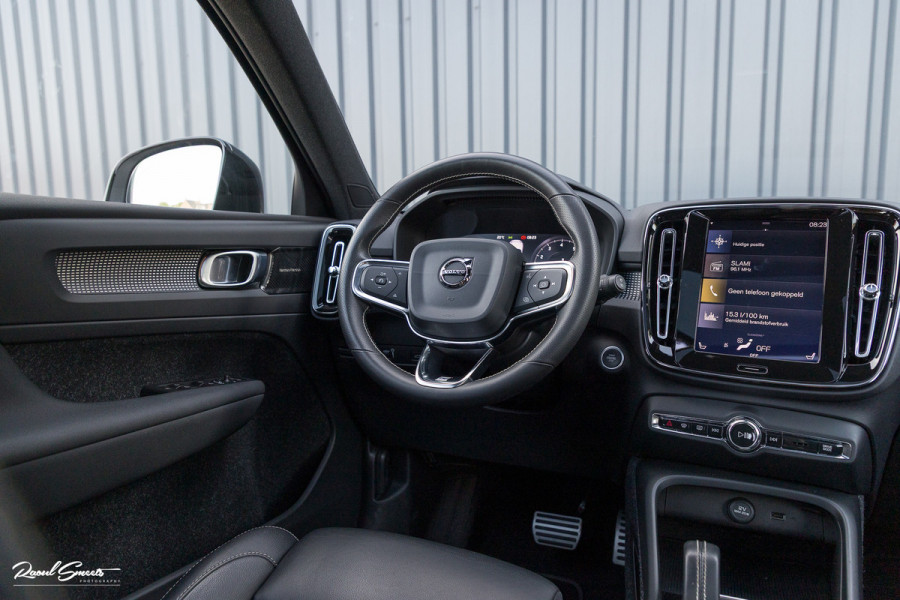 Volvo XC40 2.0 T5 AWD R-Design | Zwenkbare trekhaak | 2.100 Kg Trekgewicht | Panorama dak | Blis | Harman Kardon | 360 Camera |