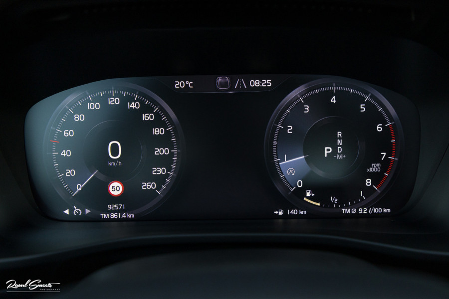 Volvo XC40 2.0 T5 AWD R-Design | Zwenkbare trekhaak | 2.100 Kg Trekgewicht | Panorama dak | Blis | Harman Kardon | 360 Camera |