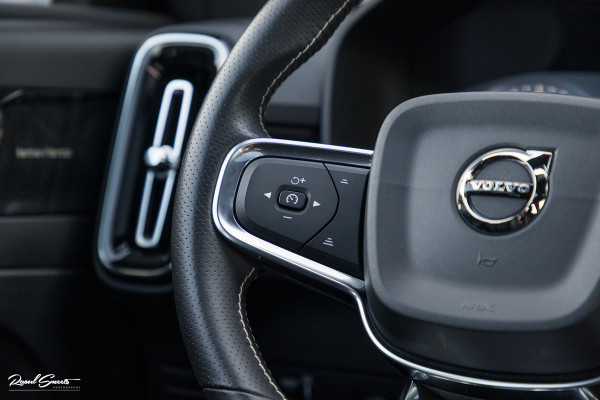 Volvo XC40 2.0 T5 AWD R-Design | Zwenkbare trekhaak | 2.100 Kg Trekgewicht | Panorama dak | Blis | Harman Kardon | 360 Camera |