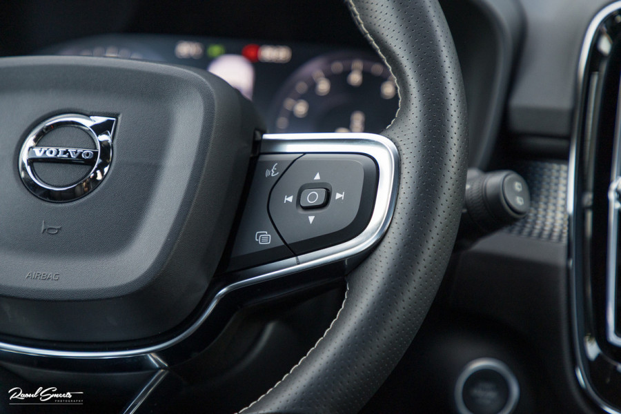 Volvo XC40 2.0 T5 AWD R-Design | Zwenkbare trekhaak | 2.100 Kg Trekgewicht | Panorama dak | Blis | Harman Kardon | 360 Camera |