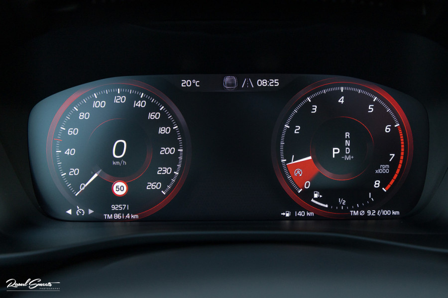 Volvo XC40 2.0 T5 AWD R-Design | Zwenkbare trekhaak | 2.100 Kg Trekgewicht | Panorama dak | Blis | Harman Kardon | 360 Camera |
