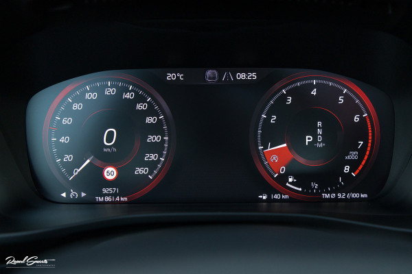Volvo XC40 2.0 T5 AWD R-Design | Zwenkbare trekhaak | 2.100 Kg Trekgewicht | Panorama dak | Blis | Harman Kardon | 360 Camera |