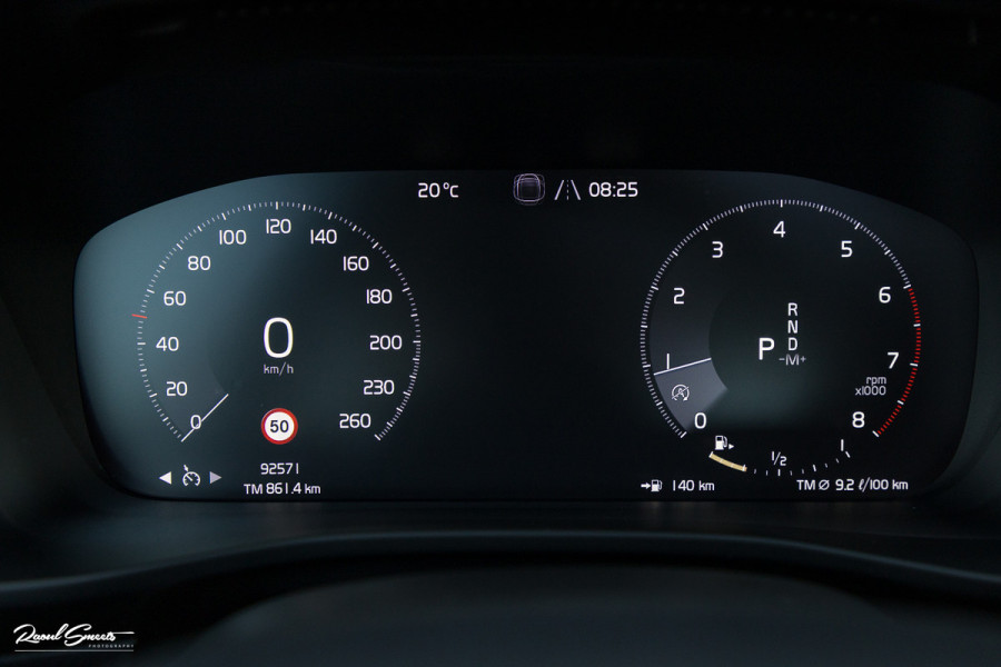 Volvo XC40 2.0 T5 AWD R-Design | Zwenkbare trekhaak | 2.100 Kg Trekgewicht | Panorama dak | Blis | Harman Kardon | 360 Camera |