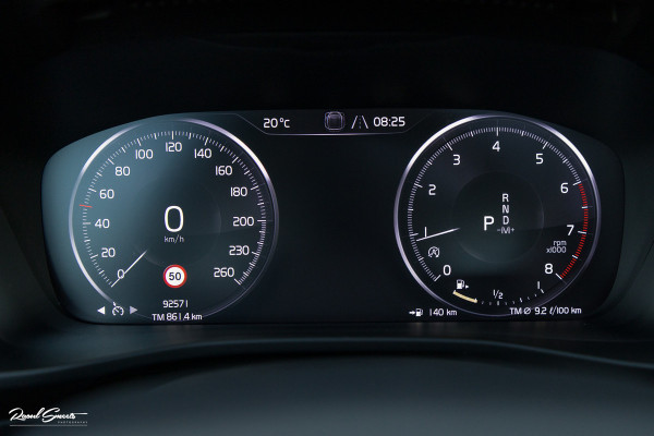 Volvo XC40 2.0 T5 AWD R-Design | Zwenkbare trekhaak | 2.100 Kg Trekgewicht | Panorama dak | Blis | Harman Kardon | 360 Camera |