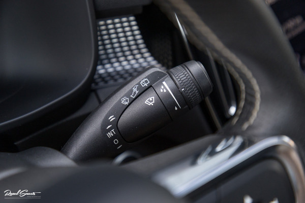Volvo XC40 2.0 T5 AWD R-Design | Zwenkbare trekhaak | 2.100 Kg Trekgewicht | Panorama dak | Blis | Harman Kardon | 360 Camera |