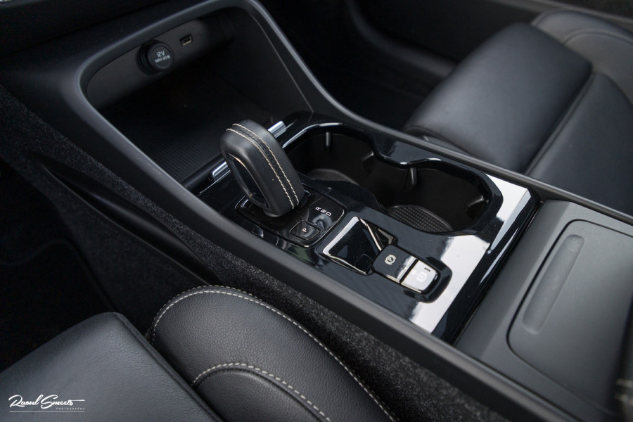 Volvo XC40 2.0 T5 AWD R-Design | Zwenkbare trekhaak | 2.100 Kg Trekgewicht | Panorama dak | Blis | Harman Kardon | 360 Camera |