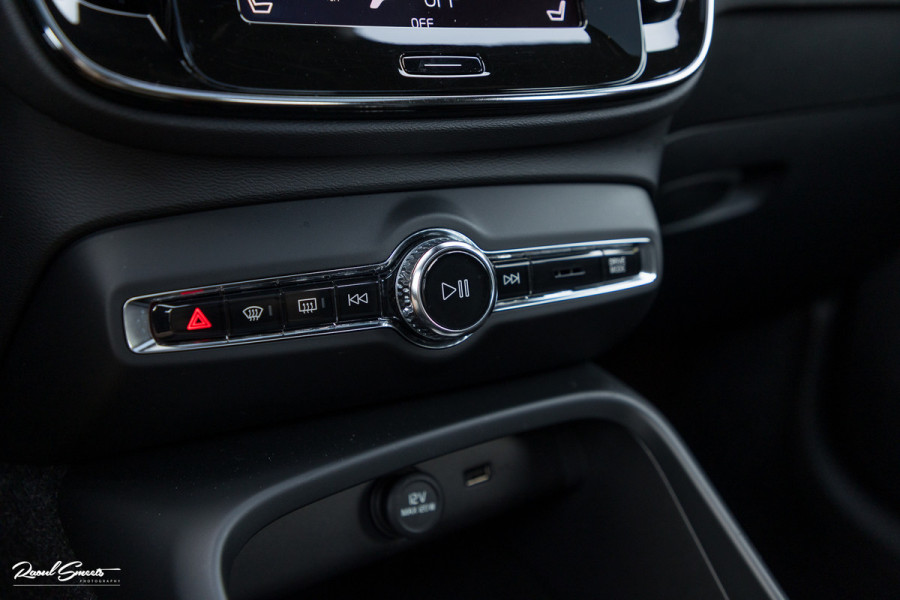 Volvo XC40 2.0 T5 AWD R-Design | Zwenkbare trekhaak | 2.100 Kg Trekgewicht | Panorama dak | Blis | Harman Kardon | 360 Camera |