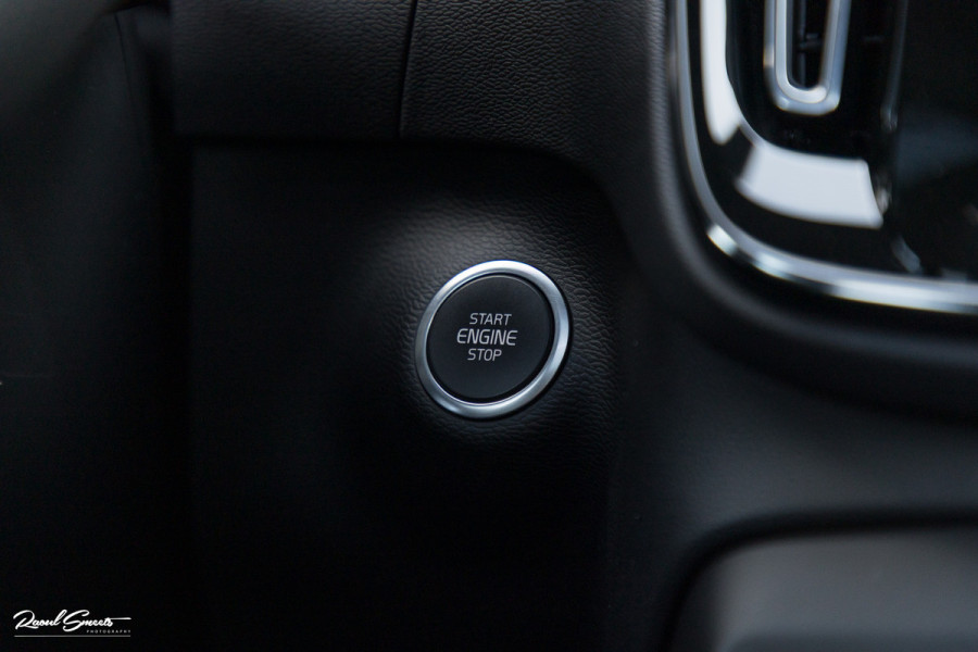 Volvo XC40 2.0 T5 AWD R-Design | Zwenkbare trekhaak | 2.100 Kg Trekgewicht | Panorama dak | Blis | Harman Kardon | 360 Camera |